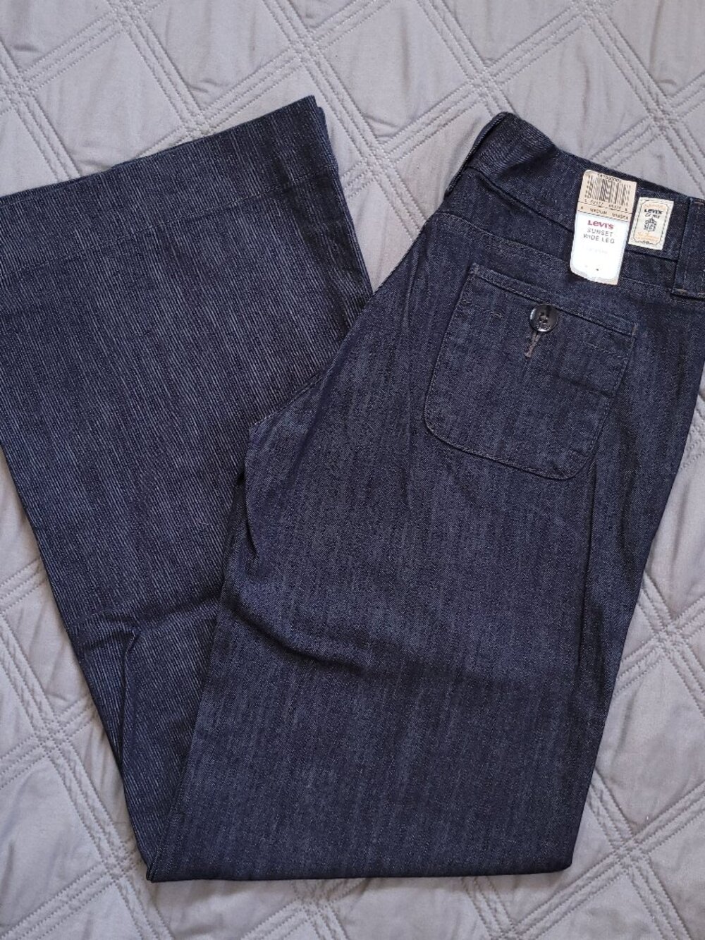 New Levi's SUNSET Wide Leg low rise jeans in darker wash